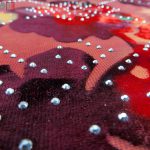 پارچه لباس زنانه مخمل سنگ دار رنگ قرمز 2 متری