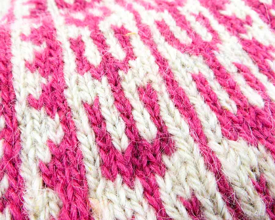 جوراب پشمی دستباف سنتی کردستان کد 143 سایز 39-40 جوراب پشمی دستباف سنتی کردستان کد 143 سایز 39-40