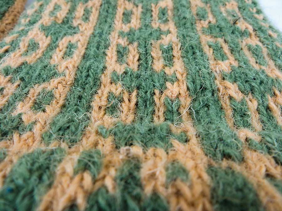 جوراب پشمی دستباف سنتی کردستان کد 208 سایز 43-44 جوراب پشمی دستباف سنتی کردستان کد 208 سایز 43-44