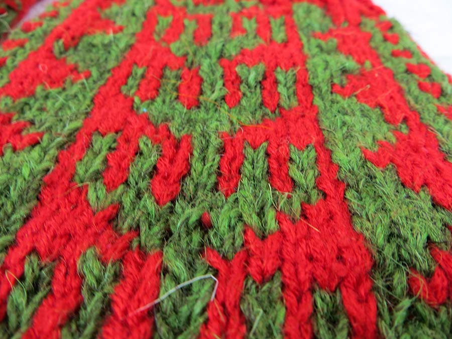 جوراب پشمی دستباف سنتی کردستان کد 198 سایز 42-43 جوراب پشمی دستباف سنتی کردستان کد 198 سایز 42-43