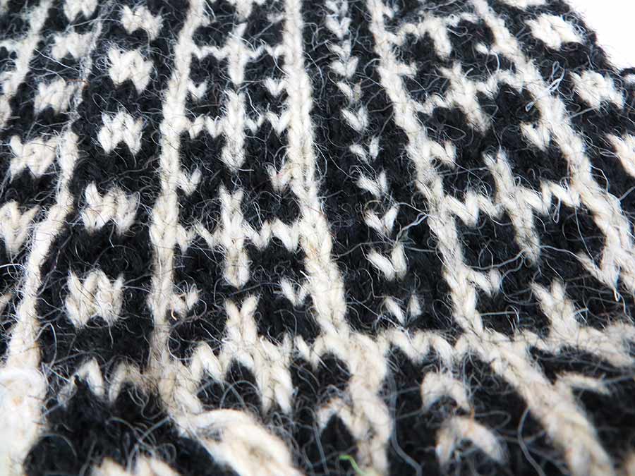 جوراب پشمی دستباف سنتی کردستان کد 170 سایز 41-42 جوراب پشمی دستباف سنتی کردستان کد 170 سایز 41-42