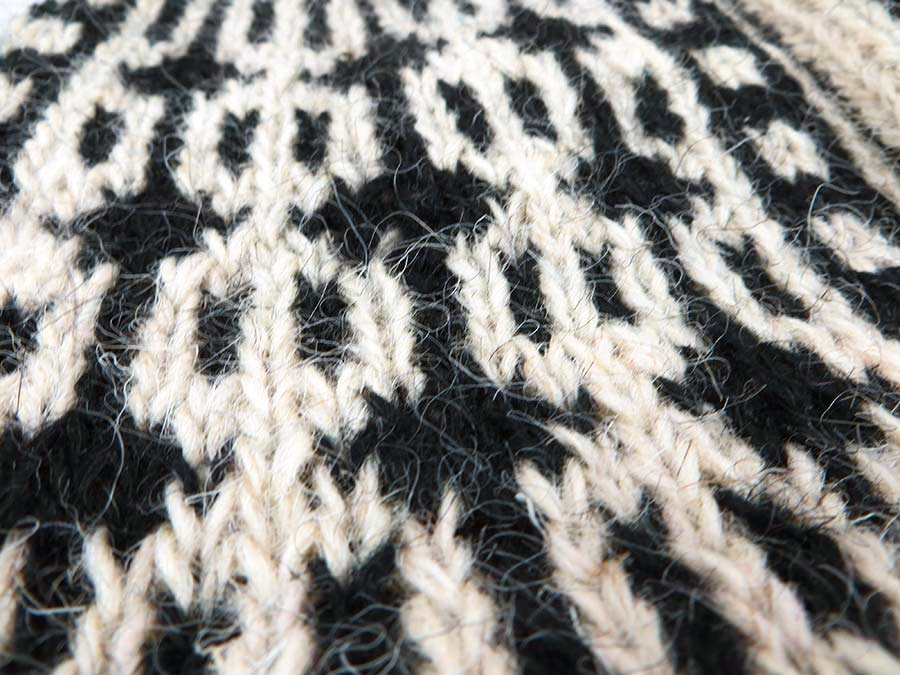 جوراب پشمی دستباف سنتی کردستان کد 219 سایز 43-44 جوراب پشمی دستباف سنتی کردستان کد 219 سایز 43-44