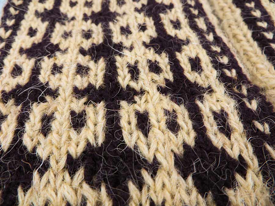 جوراب پشمی دستباف سنتی کردستان کد 214 سایز 41-42 جوراب پشمی دستباف سنتی کردستان کد 214 سایز 41-42