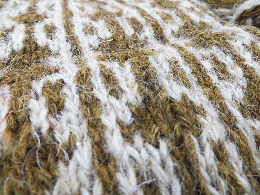 جوراب پشمی دستباف سنتی کردستان کد 221 سایز 41-42 جوراب پشمی دستباف سنتی کردستان کد 221 سایز 41-42