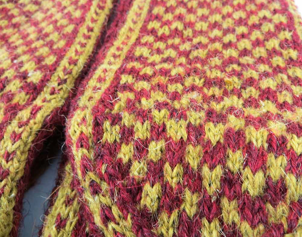 جوراب پشمی دستباف سنتی کردستان کد 228 سایز 39-40 جوراب پشمی دستباف سنتی کردستان کد 228 سایز 39-40