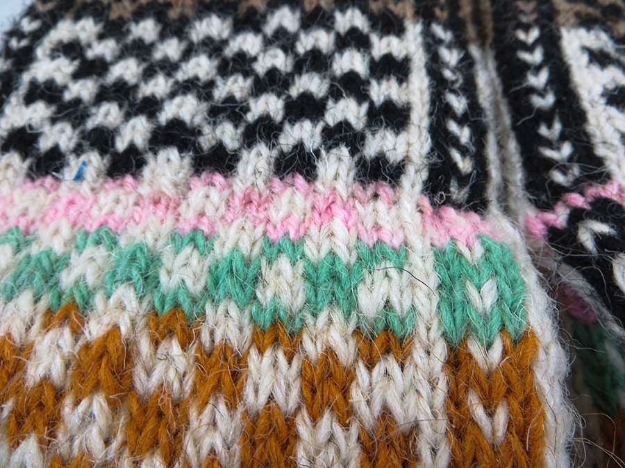 جوراب پشمی دستباف سنتی کردستان کد 229 سایز 39-40 جوراب پشمی دستباف سنتی کردستان کد 229 سایز 39-40