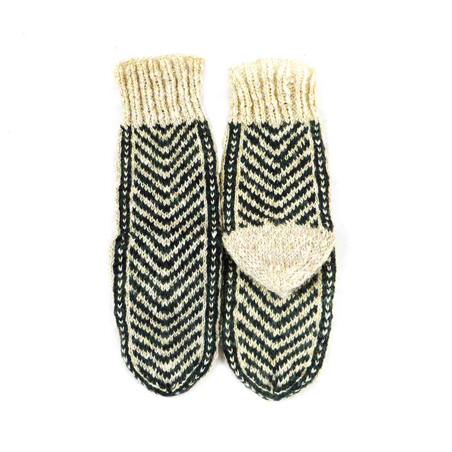 جوراب پشمی دستباف سنتی کردستان کد 230 سایز 43-44 جوراب پشمی دستباف سنتی کردستان کد 230 سایز 43-44