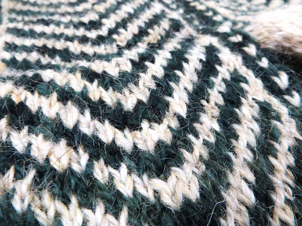 جوراب پشمی دستباف سنتی کردستان کد 230 سایز 43-44 جوراب پشمی دستباف سنتی کردستان کد 230 سایز 43-44