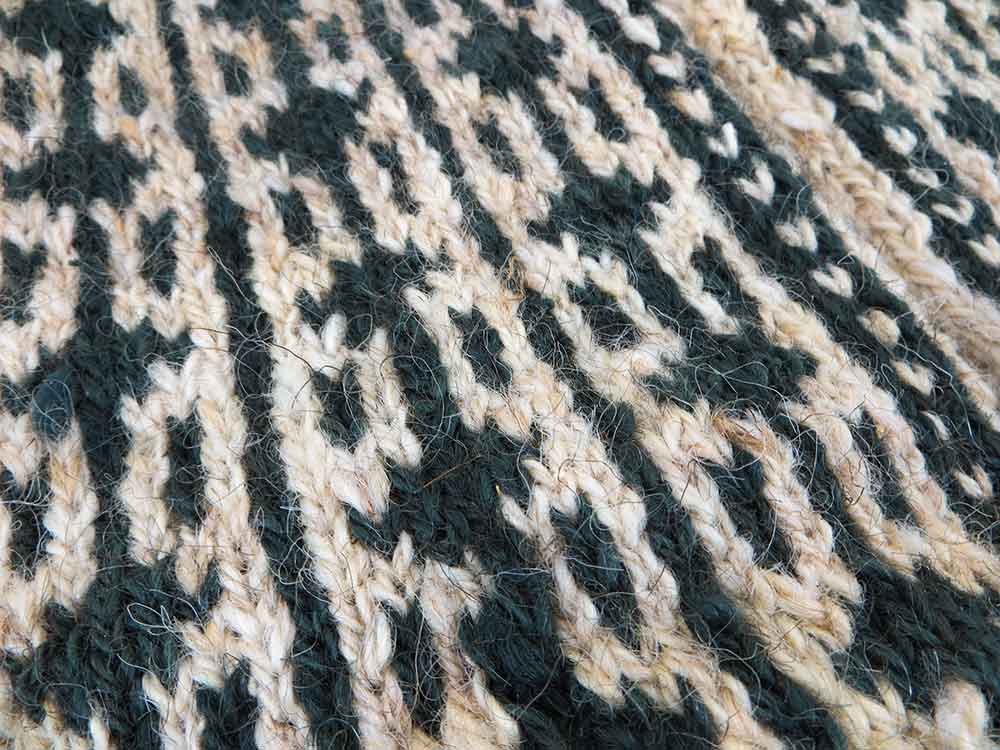 جوراب پشمی دستباف سنتی کردستان کد 231 سایز 44-45 جوراب پشمی دستباف سنتی کردستان کد 231 سایز 44-45