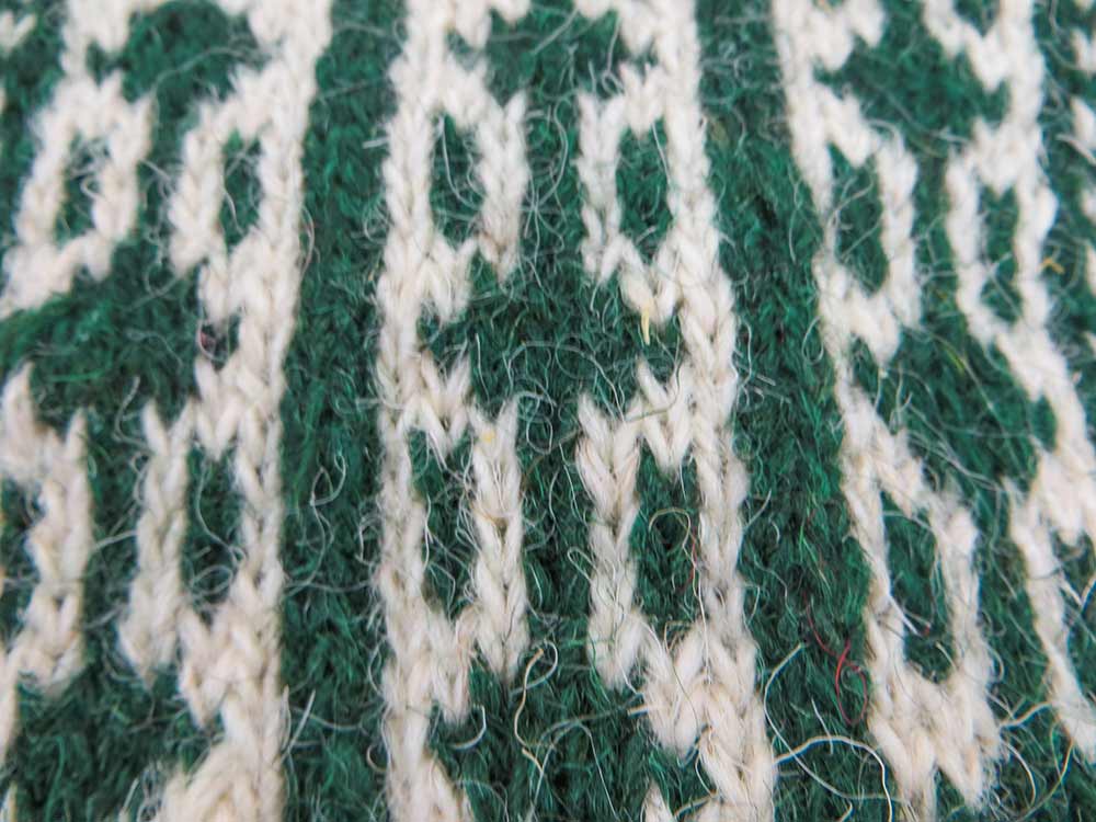 جوراب پشمی دستباف سنتی کردستان کد 237 سایز 42-43 جوراب پشمی دستباف سنتی کردستان کد 237 سایز 42-43